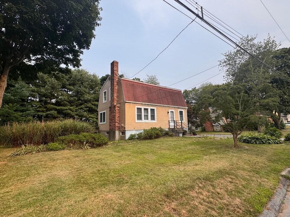 6 College St in Clinton, CT - Building Photo