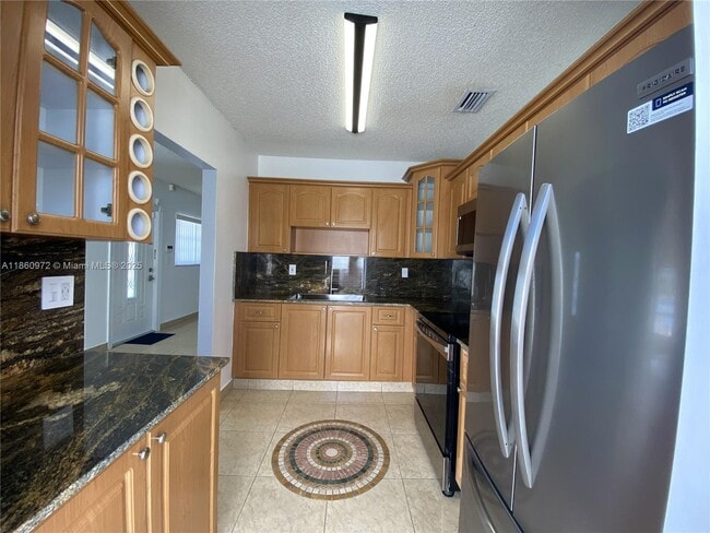 958 W 39th Pl in Hialeah, FL - Building Photo - Building Photo