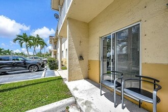 6900 NW 179th St, Unit 104-1 in Hialeah, FL - Building Photo - Building Photo