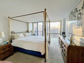 345 W Fullerton Pkwy in Chicago, IL - Building Photo - Building Photo