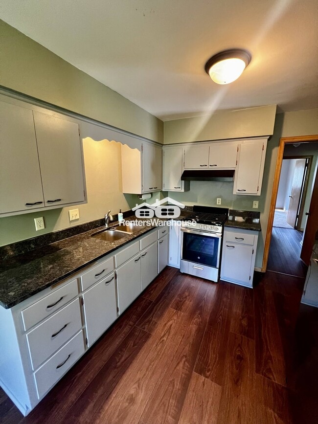 405 Monroe Pl in Hopkins, MN - Building Photo - Building Photo