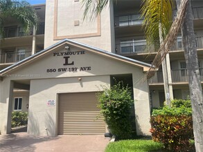 550 SW 137th Ave in Pembroke Pines, FL - Foto de edificio - Building Photo
