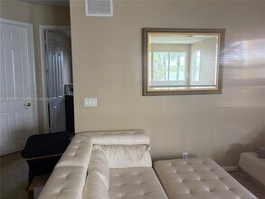 947 NW Leonardo Cir in Port St. Lucie, FL - Foto de edificio - Building Photo