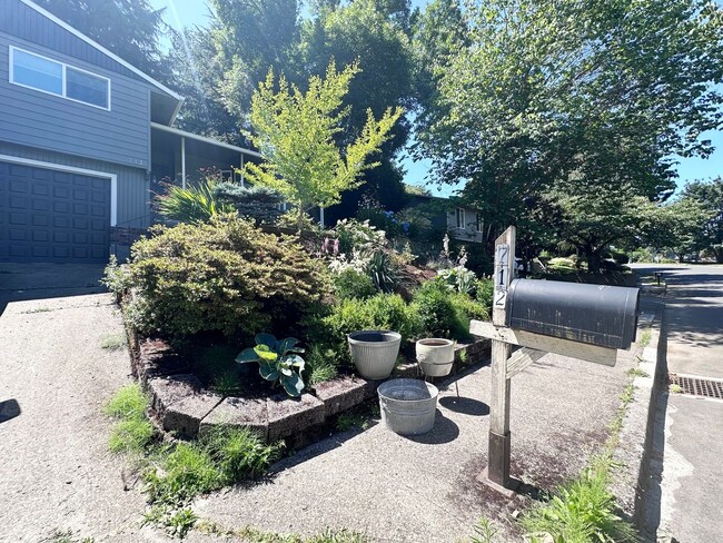 712 SW 4th St in Gresham, OR - Foto de edificio - Building Photo