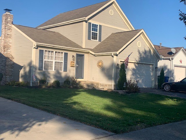 2294 Cannonmills Dr in Grove City, OH - Building Photo