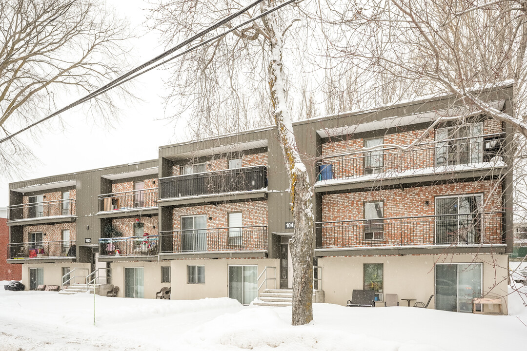 1045 De L'oise Rue in Québec, QC - Building Photo