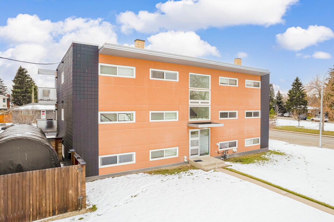 2706 40th St SW in Calgary, AB - Building Photo