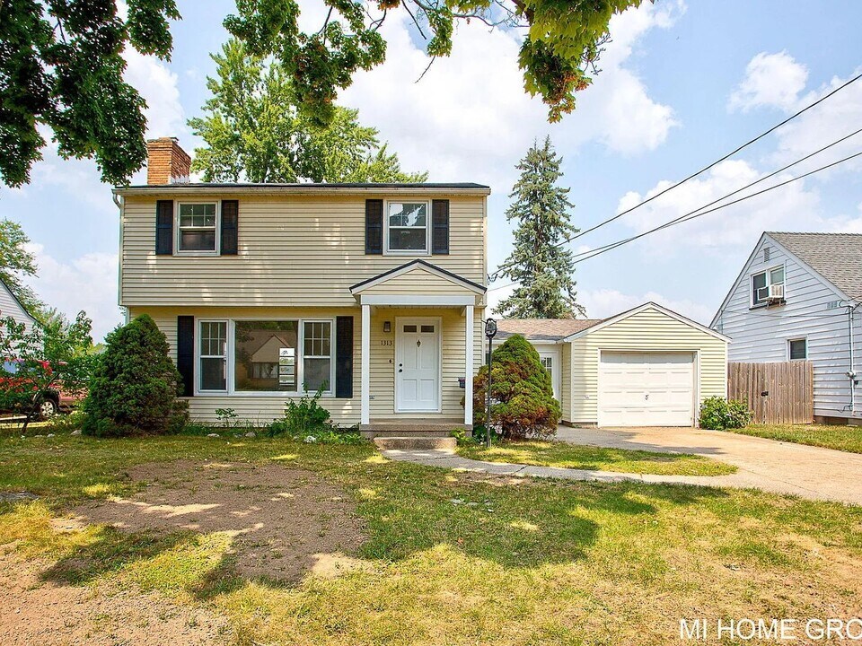 1313 Ellsmere St NE in Grand Rapids, MI - Foto de edificio