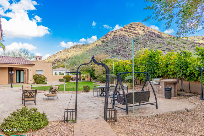 5339 E Royal Palm Rd in Paradise Valley, AZ - Foto de edificio - Building Photo