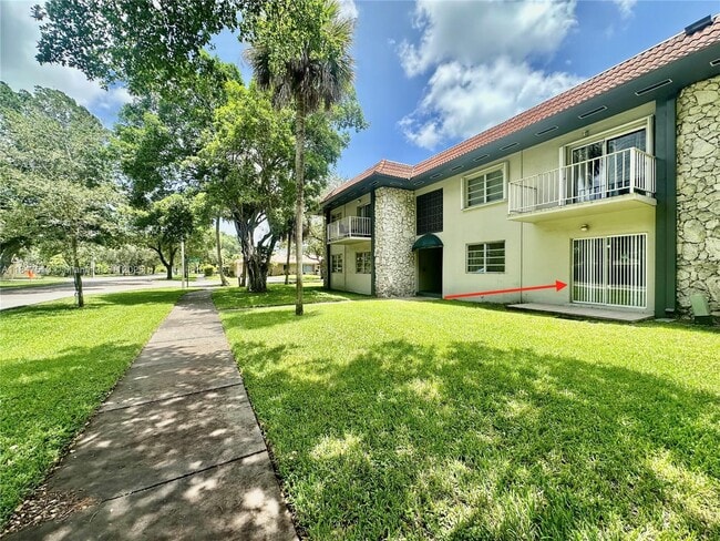 6530 Lake Patricia Dr in Hialeah, FL - Building Photo - Building Photo