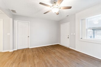 855 E Como Ave in Columbus, OH - Building Photo - Building Photo