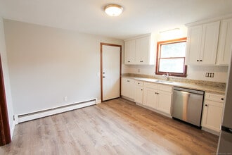 17 Pinehurst Ave in New Britain, CT - Building Photo - Building Photo