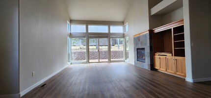 1445 Highland Vw in Redmond, OR - Building Photo - Building Photo