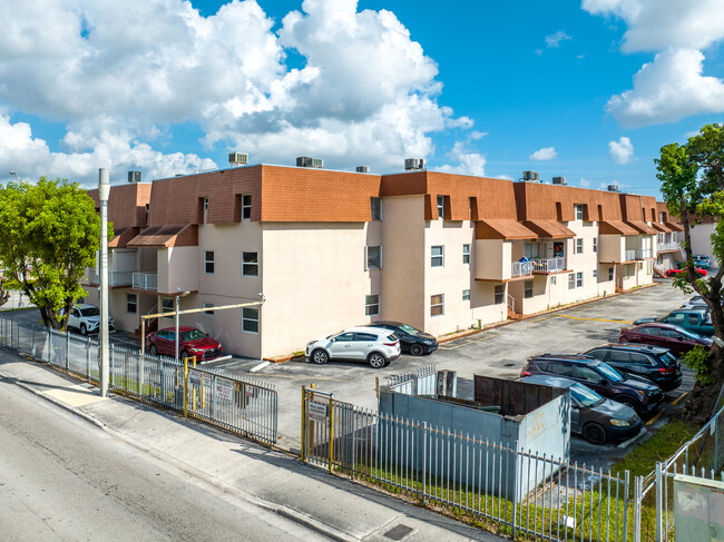 Mile Apartment Condos in Hialeah, FL - Building Photo - Building Photo