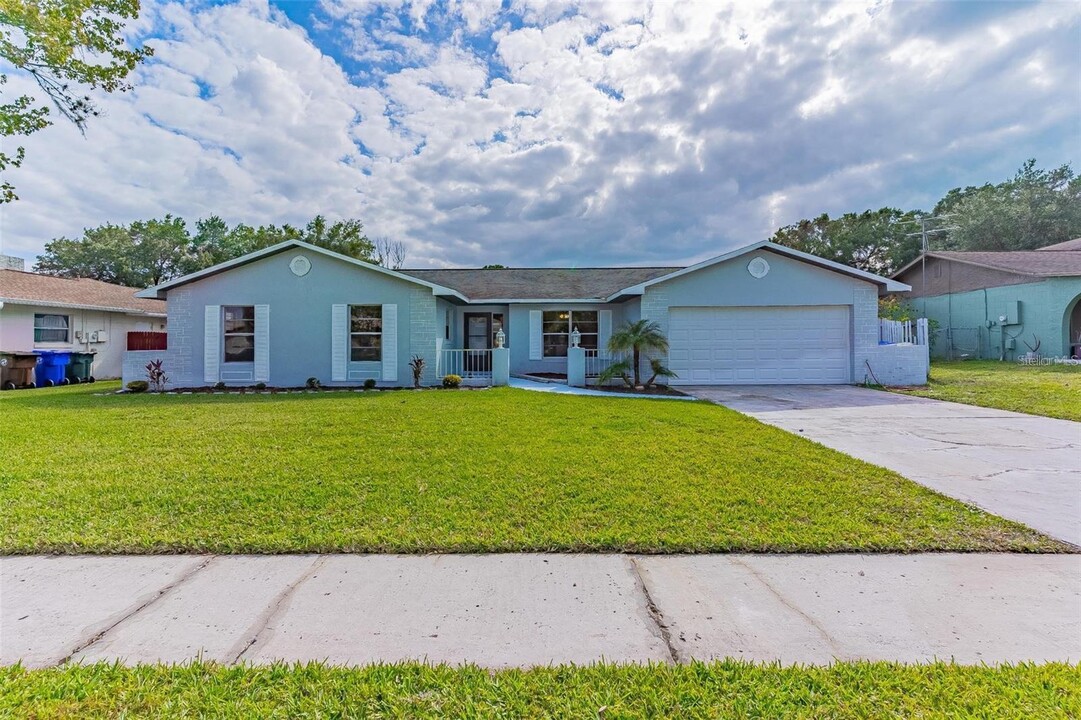 1814 Paradise Dr in Kissimmee, FL - Building Photo