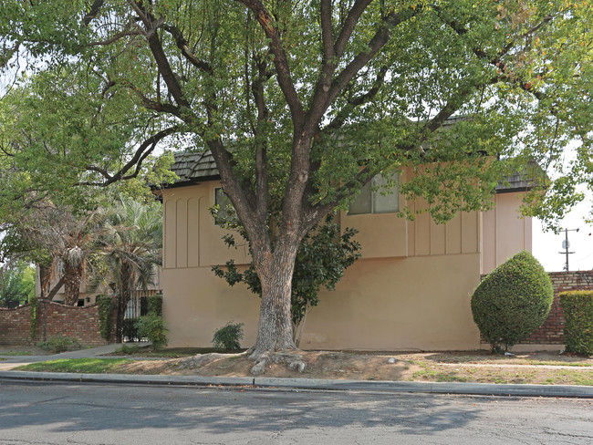 3306 E Sierra Madre Ave in Fresno, CA - Foto de edificio - Building Photo