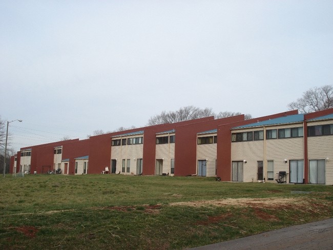 Cross Creek Apartments in Sweetwater, TN - Building Photo - Building Photo