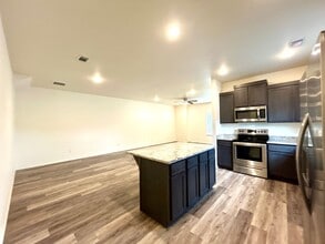 959 S Rupple Rd in Fayetteville, AR - Foto de edificio - Building Photo