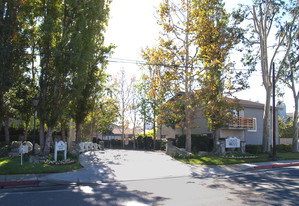 2536 Santa Ana Ave in Costa Mesa, CA - Foto de edificio - Building Photo