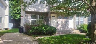 76 B Ashwood Rd in Port Washington, NY - Building Photo