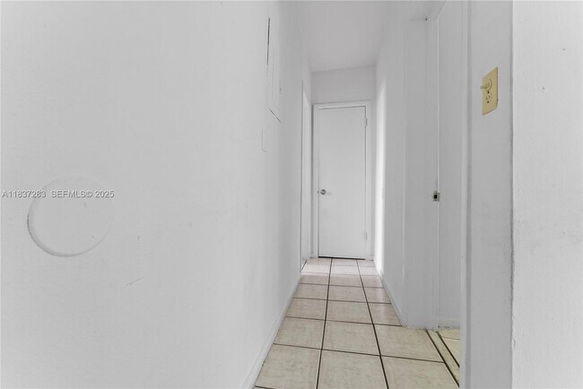 1165 Marseille Dr in Miami Beach, FL - Building Photo - Building Photo