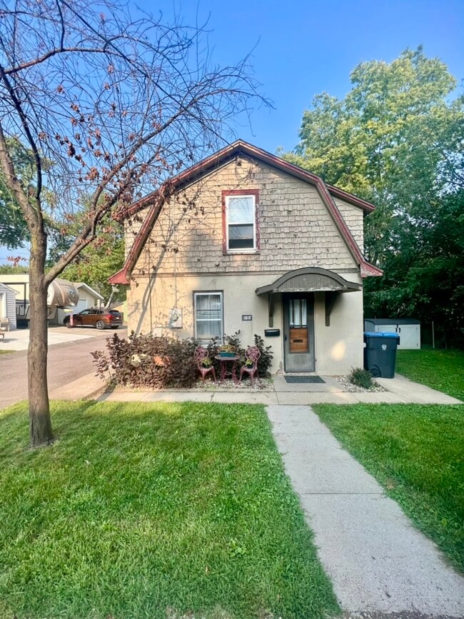 819 1/2 Carney Ave in Mankato, MN - Building Photo - Building Photo
