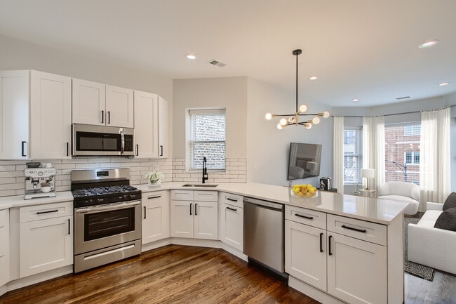 1452 W Irving Park Rd, Unit 3 in Chicago, IL - Foto de edificio - Building Photo