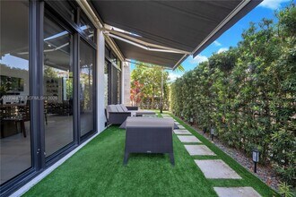 8279 NW 43rd St in Doral, FL - Building Photo - Building Photo