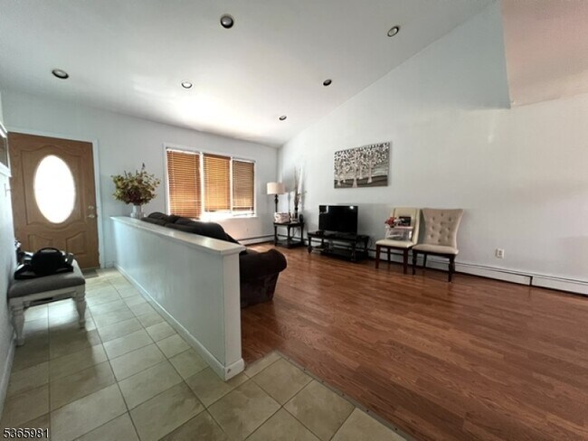 35 Ashwood Dr in Livingston, NJ - Building Photo - Building Photo