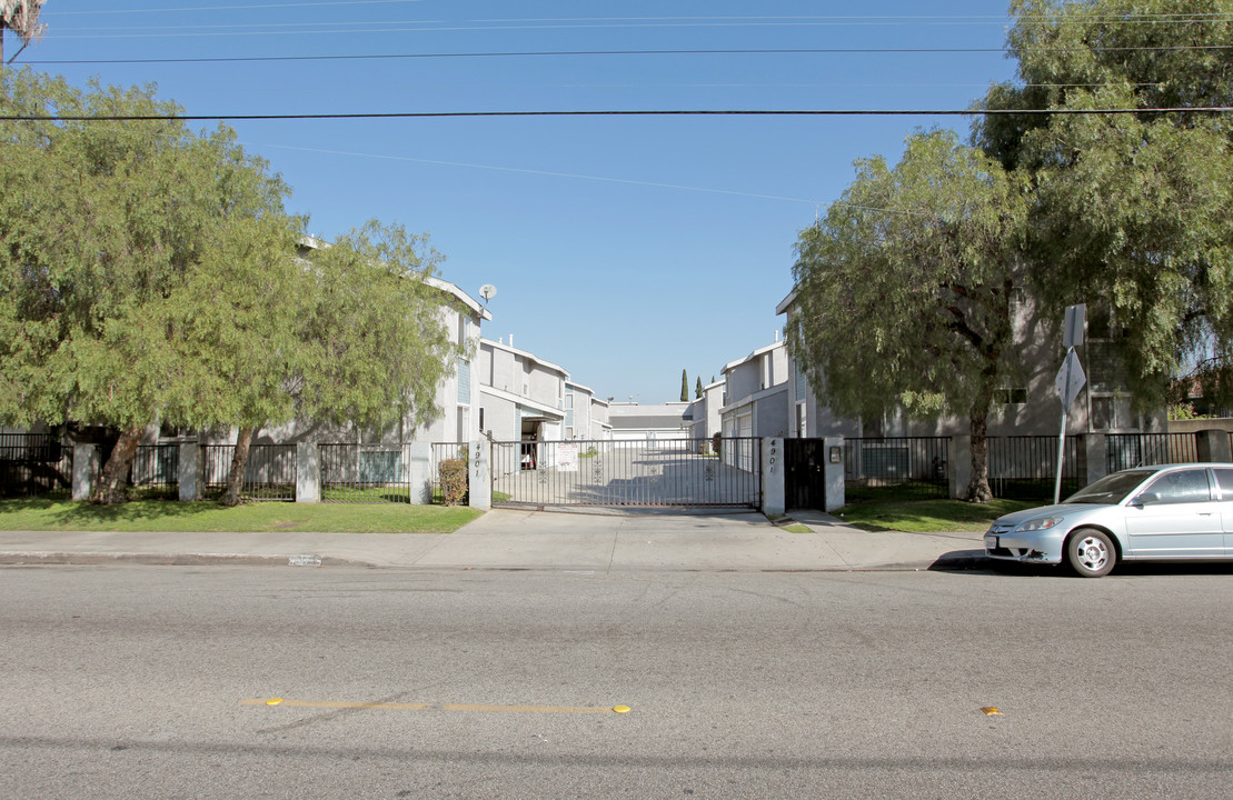 4901 Clara St in Cudahy, CA - Foto de edificio