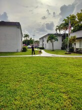 10395 N Kendall Dr in Miami, FL - Building Photo - Building Photo