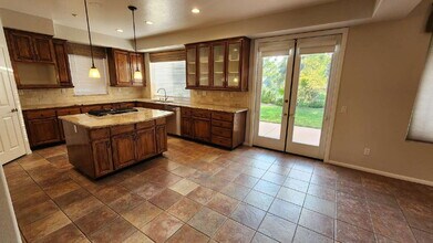 2295 Orchard View Ln in Escondido, CA - Foto de edificio - Building Photo