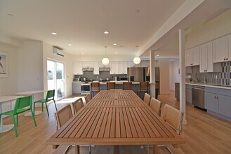 COHAUS Victoria in Los Angeles, CA - Foto de edificio - Building Photo