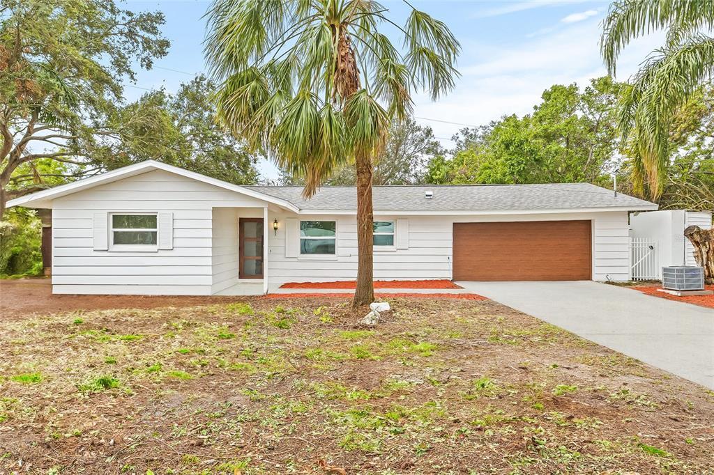 2255 S Lagoon Cir in Clearwater, FL - Building Photo