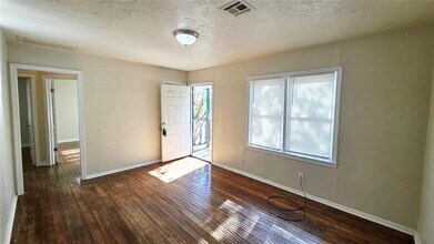 913 NW 99th St in Oklahoma City, OK - Foto de edificio - Building Photo