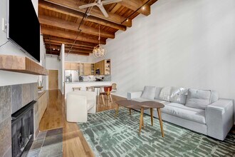 525 W Superior St, Unit 322 in Chicago, IL - Building Photo - Building Photo