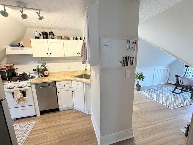 72 College Ave, Unit 3 in Somerville, MA - Building Photo - Building Photo