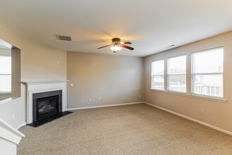 136 Maple Hill Dr in Newnan, GA - Building Photo - Building Photo