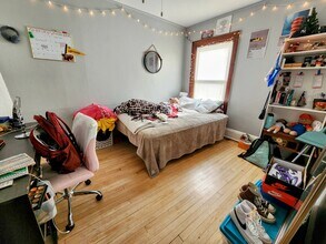 2204 E Locust St in Milwaukee, WI - Foto de edificio - Building Photo