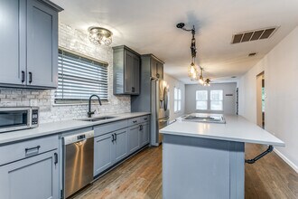 326 Simon St in San Antonio, TX - Building Photo - Building Photo