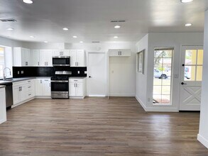 6221 Glide Ave in Woodland Hills, CA - Building Photo - Building Photo