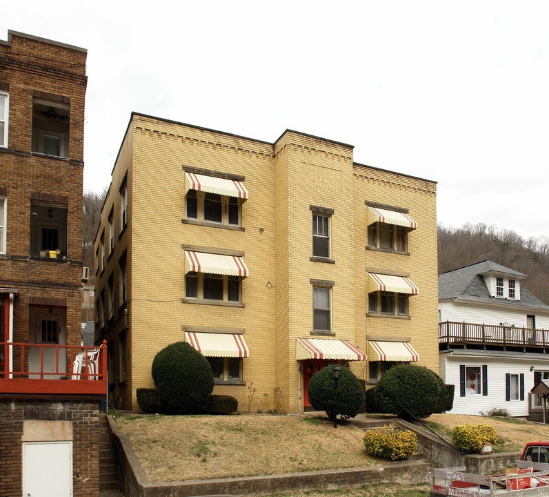 543 Main St in Logan, WV - Building Photo