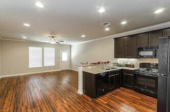 295 Woodland Hills Dr, Unit B in Conroe, TX - Foto de edificio - Building Photo