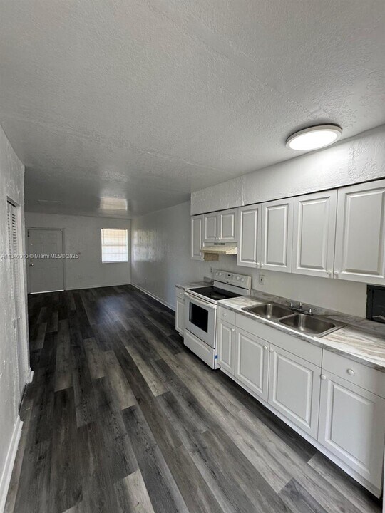 3221 NW 48th St in Miami, FL - Building Photo