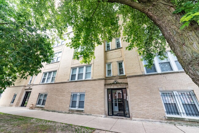 property at 1507 W Albion Ave