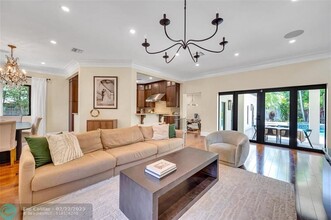 537 NE 13th Ave in Fort Lauderdale, FL - Building Photo - Building Photo