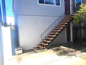 130 1/2 Dolphin Ave, Unit #2 in Seal Beach, CA - Foto de edificio - Building Photo