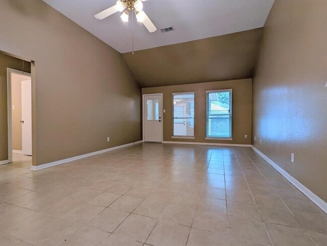 3815 Maple Dr in Conroe, TX - Foto de edificio - Building Photo