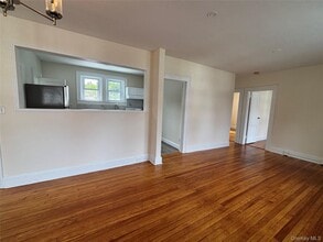8 E Carver St in Huntington, NY - Building Photo - Building Photo