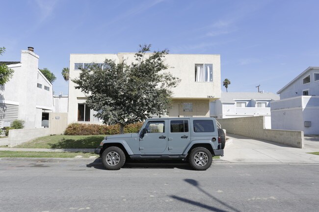 7801 Alhambra Dr in Huntington Beach, CA - Building Photo - Building Photo
